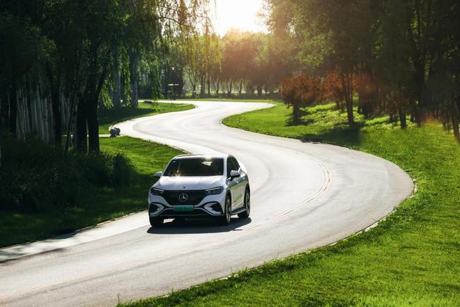 高温长途体验2024款奔驰EQE：有点“玄学”在身上(图5)