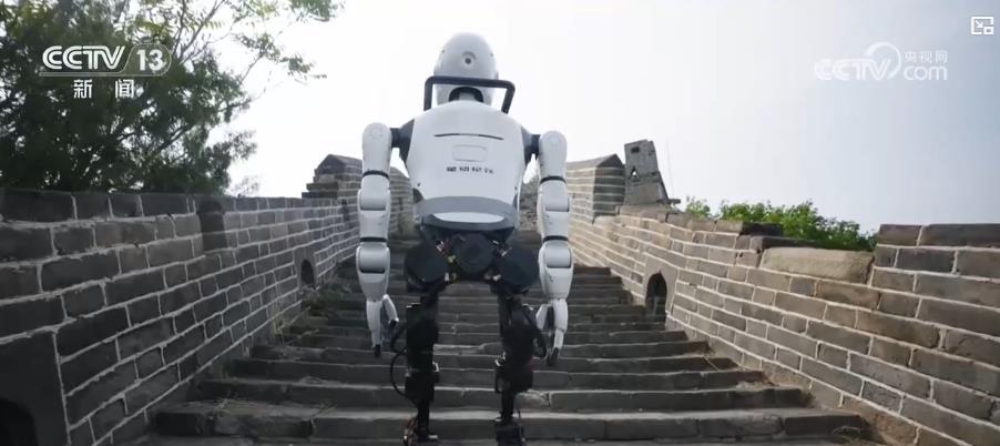 科技竞争和经济发展新引擎人形机器人“跑步”入场
