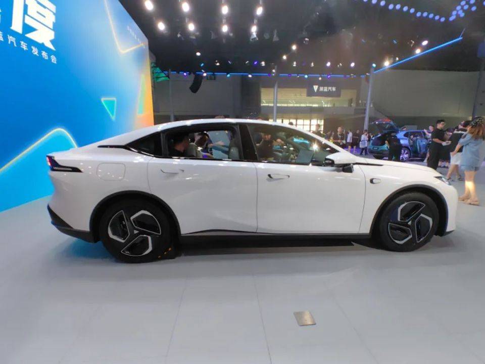 Kaiyun（中国体育）：2024成都车展：深蓝L07首发(图3)