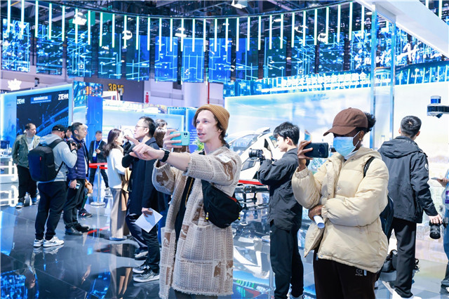 Kaiyun（中国体育）：大模型与机器人齐聚尖端黑科技集结2024数贸会人工智能展区提前“入场”！(图2)