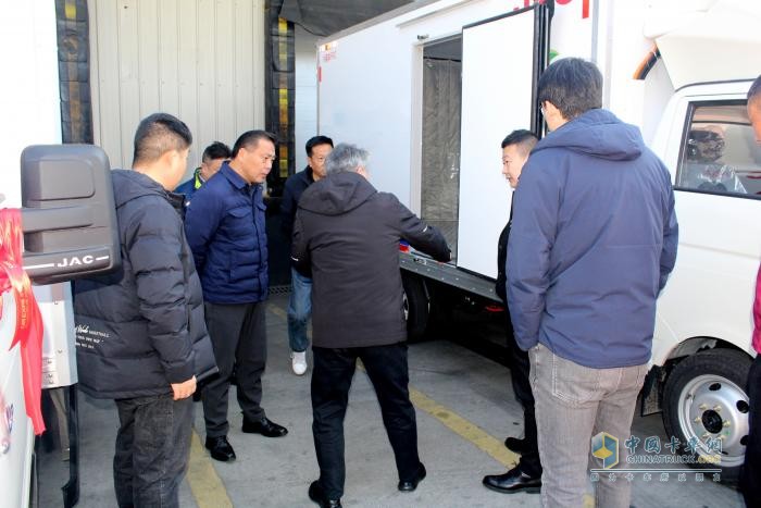 Kaiyun体育网站：空间成就自由长航无惧远方！首批8台恺达U7冷藏车顺利交付(图4)