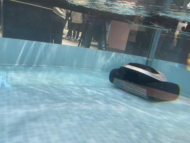 扫地机器人的机械臂带来了具身智能的另一种可能｜CES2025(图3)