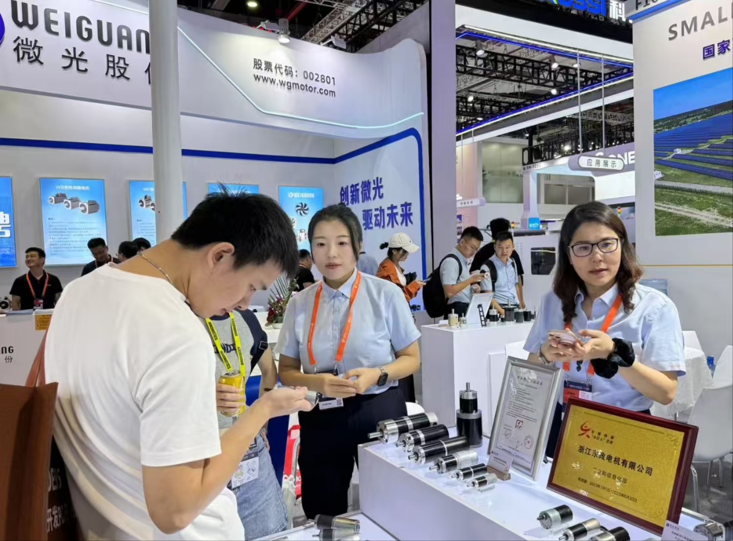 Kaiyun（中国体育）：展会直击2024中国工博会东政电机展位访客络绎不绝(图2)