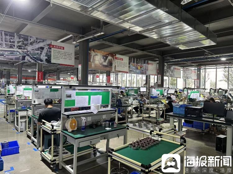 把机器人发布会搬进珞石车间！看山东如何描绘“智造强省”新图景(图1)