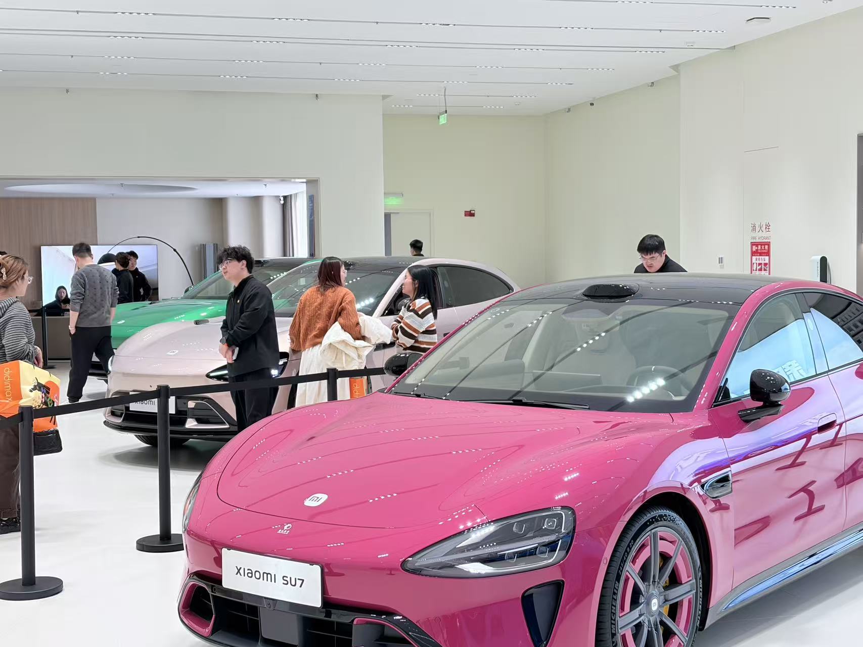 涨价4000元！新一代小米SU7上市当天门店销售开车上门“抢”准车主(图2)